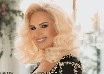 Shyhrete Behlulit nuk po ia mbajnë duart dukatin, po e vendos edhe në këmbë (Foto)