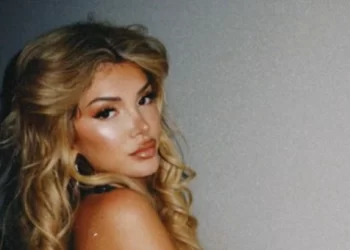 Era Istrefi shfaqet tejet provokuese, pozon në bikini