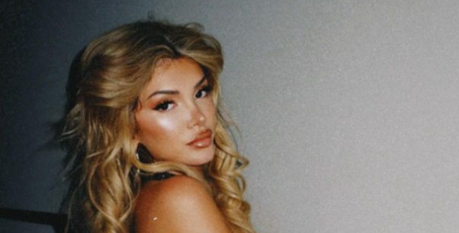 Era Istrefi shfaqet tejet provokuese, pozon në bikini