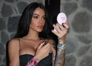 Kush po i sjellë lule në shtrat Morena Tarakut?