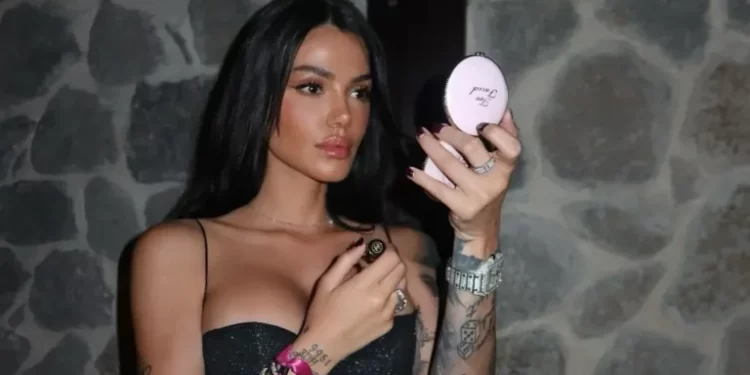 Kush po i sjellë lule në shtrat Morena Tarakut?