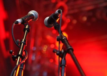 Këngëtari i njohur rrëzohet në skenë, shkak i një fansit/Video