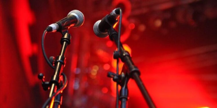 Këngëtari i njohur rrëzohet në skenë, shkak i një fansit/Video