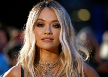 Rita Ora rrëfen periudhën e vështirë: Mendova se isha e shëmtuar, vetëm sepse nuk isha aq e dobët sa