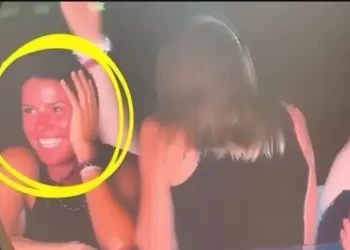 Lidhja e ndaluar që tronditi rrjetin: Vëmendja te kolegia që ishte pranë çiftit në momentin e skandalit