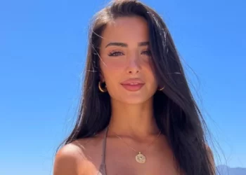 Nuk i lë vend imagjinatës, Alba e shfaq gjoksin