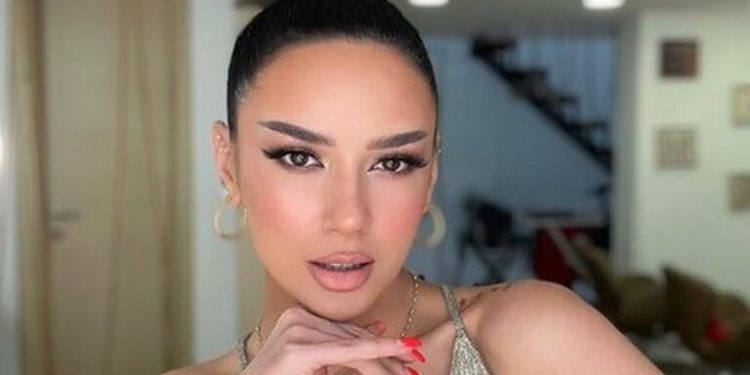 Pa pikë grimi, Bora pozon nga plazhi