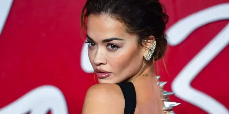 Nga skena te zemra e komunitetit: Rita Ora ndez gjithçka me “Heat”