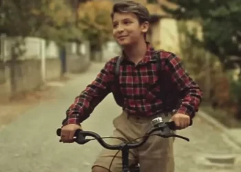 Nuk njihet, nuk do ta besoni sa ka ndryshuar Floriani i ‘Ngjyrës së Kuqe’ që mahniti Shqiptarin