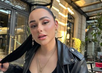 Egli publikon buqetë trëndafilash me mesazhesh të fshehtë