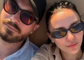 Bora dhe Donald, momentet e paharruara të dashurisë përballë detit