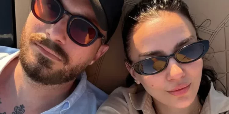 Bora dhe Donald, momentet e paharruara të dashurisë përballë detit