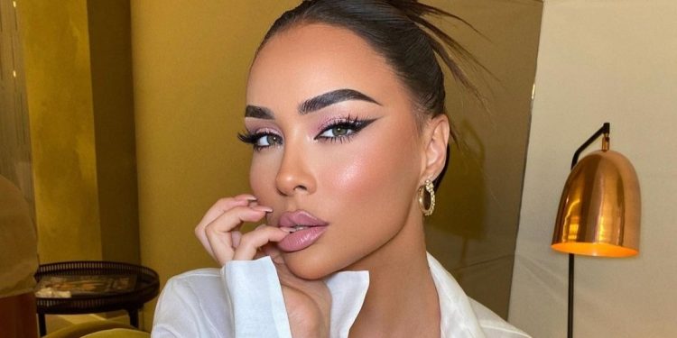 “Hajde betohu në sytë e mi”, Xhensila vjen me poza provokuese