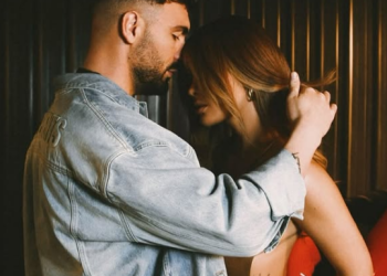 Xhensila Myrtezaj uron Ledri Vulën për ditëlindjen e tij