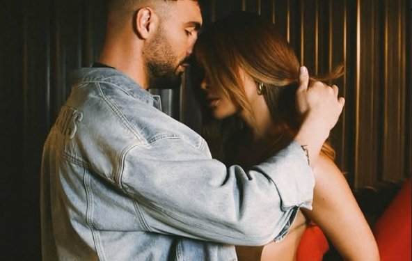 Xhensila Myrtezaj uron Ledri Vulën për ditëlindjen e tij