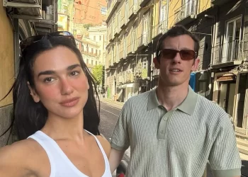 Dua Lipa publikon foto nga pushimet në Itali me të fejuarin