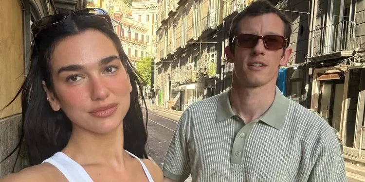 Dua Lipa publikon foto nga pushimet në Itali me të fejuarin