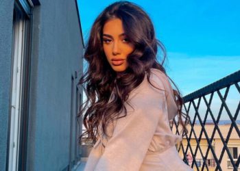 Melinda Ademi provokon, sjell poza joshëse në bikini