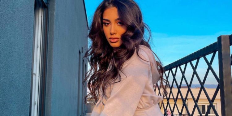 Melinda Ademi provokon, sjell poza joshëse në bikini