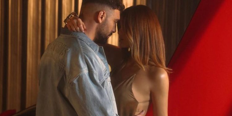 Xhensila hedh poshtë të gjitha spekulimet, jo me Ledrin, por shfaqet në krahët e djalit më të bukur shqiptar