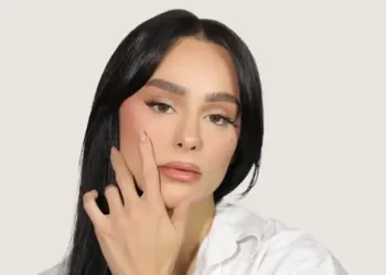 Egli Tako ‘shpërthen’ rrjetin me paraqitjen epike në veshje tradicionale shqiptare