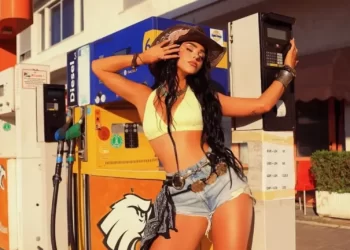 Egli Tako rikthen vëmendjen me stilin e saj të veçantë