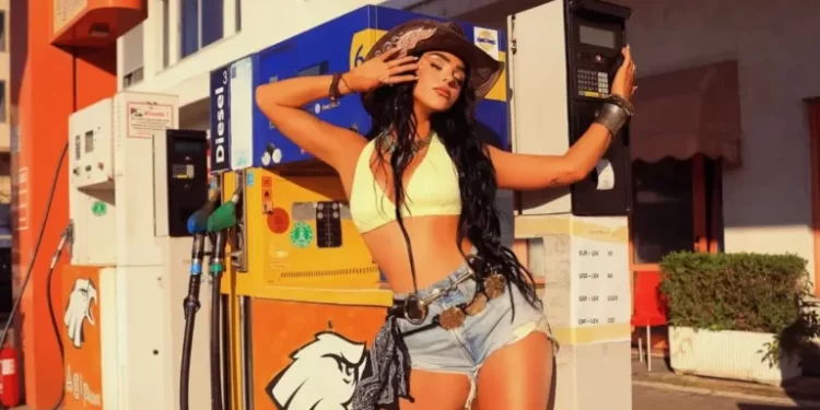 Egli Tako rikthen vëmendjen me stilin e saj të veçantë