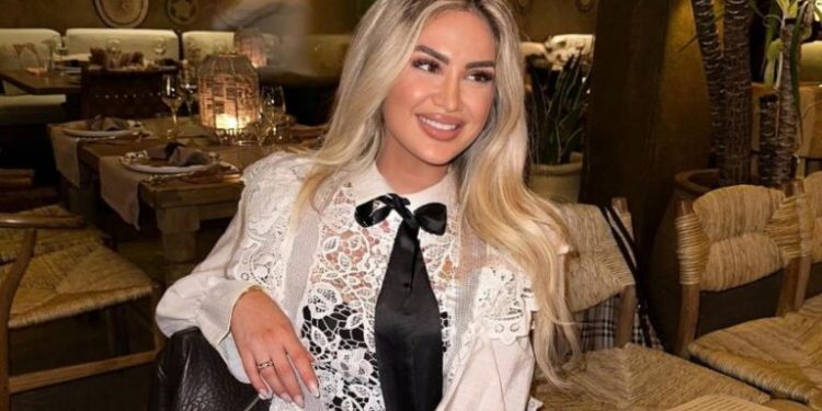 Engjellusha Salihu mahnitëse në dasëm me një fustan të veçantë