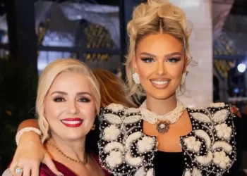 Një vajzë si Learta, shfaq dashurinë për nënën në mënyrën më të bukur