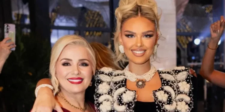 Një vajzë si Learta, shfaq dashurinë për nënën në mënyrën më të bukur