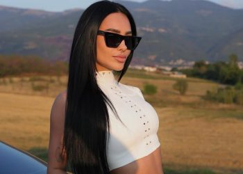 “Pasqyrë moj pasqyrë…” Egli nuk i kursen thumbat dhe ne jemi gjithë sy e veshë!