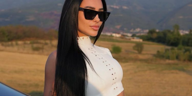 “Pasqyrë moj pasqyrë…” Egli nuk i kursen thumbat dhe ne jemi gjithë sy e veshë!