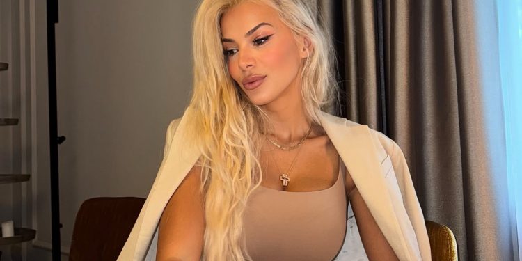 Incidenti i pakëndshëm/ Marina Vjollcës i grisen pantallonat në Javën e Modës në Milano