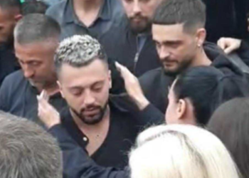 Egli Tako merr pjesë në ceremoninë e varrimit të vëllait të Gjestit/VIDEO