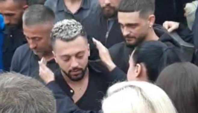 Egli Tako merr pjesë në ceremoninë e varrimit të vëllait të Gjestit/VIDEO