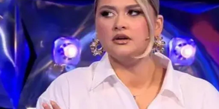 Gafa e Neda Ballukut teksa ngushëllon Gjestin për vëllain e ndjerë