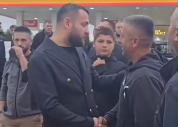 VIDEO/ Momenti kur Luiz Ejlli ngushëllon babain e Gjestit