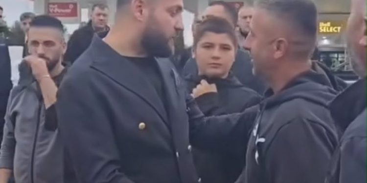 VIDEO/ Momenti kur Luiz Ejlli ngushëllon babain e Gjestit