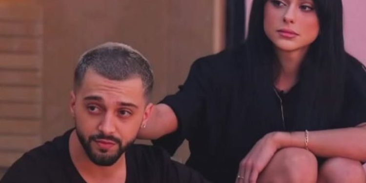 Video/ Egli Tako në gjendje të rëndë emocionale në ceremoninë mortore