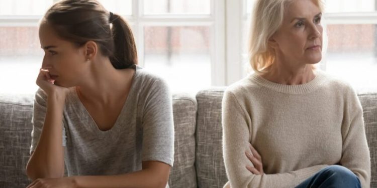 Gruaja drejt ndarjes me burrin, shkak vjehrra