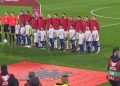 Turpi i radhës nga tifozët serbë, fishkëllojnë himnin shqiptar-Yjet kuqezi nuk duan t’ia dinë