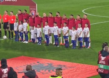 Turpi i radhës nga tifozët serbë, fishkëllojnë himnin shqiptar-Yjet kuqezi nuk duan t’ia dinë