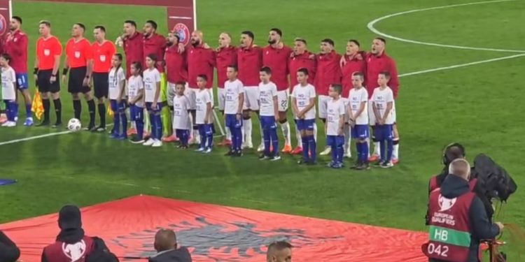 Turpi i radhës nga tifozët serbë, fishkëllojnë himnin shqiptar-Yjet kuqezi nuk duan t’ia dinë