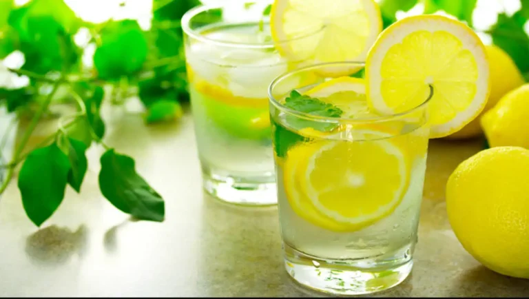 Kur është koha e duhur për të pirë ujë me limon? Mesojeni nje here e mire