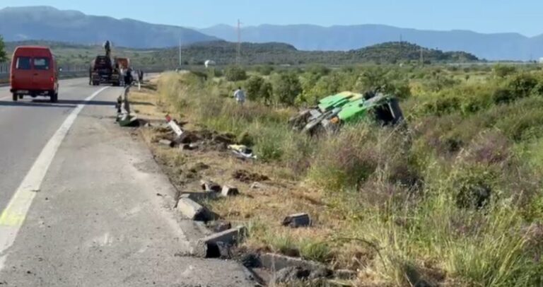 Aksident i trefishtë ne autostrade, autoboti del nga rruga! Ka të pIagosur, ja gjendja.