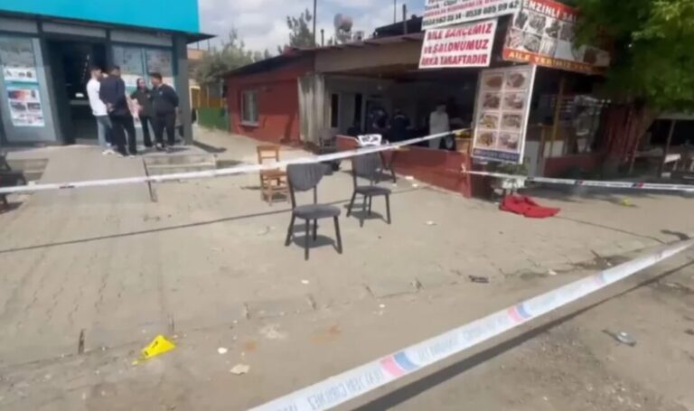 Tronditet Turqia, një burrë futet i a*matosur në një restorant dhe hap zjarr, katër persona h*mbin jetën