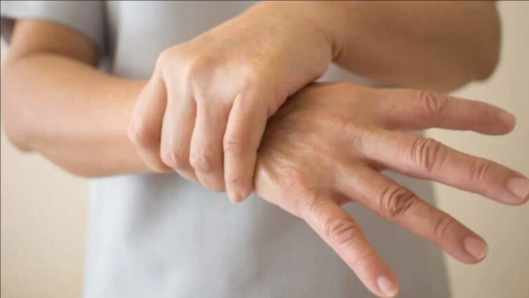 Sëmundja e parkinsonit shfaqet në mënyrë graduale, mjeku i njohur tregon disa nga shenjat