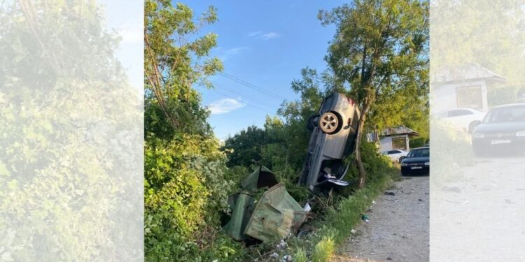 Aksident i rëndë në vend/ Makina ngel e varur në pemë, plagosen dy persona