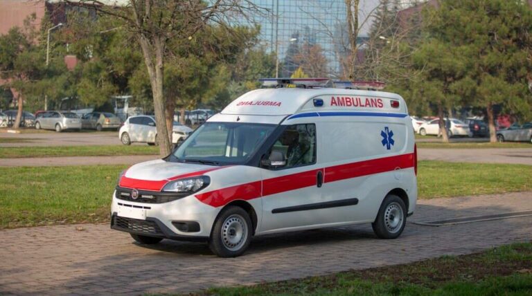 Aksident i trefishtë / PërpIasen tre automjete, pIagosen 5 persona