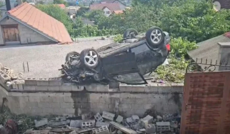 Aksident i frikshëm në vend! Makina fluturon dhe përfundon mbi çatinë e shtëpisë, nje person…